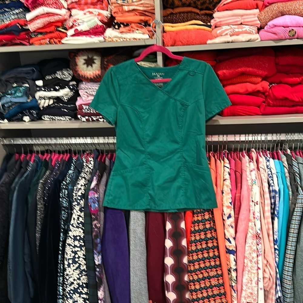 Jaanuu size XS green scrub top